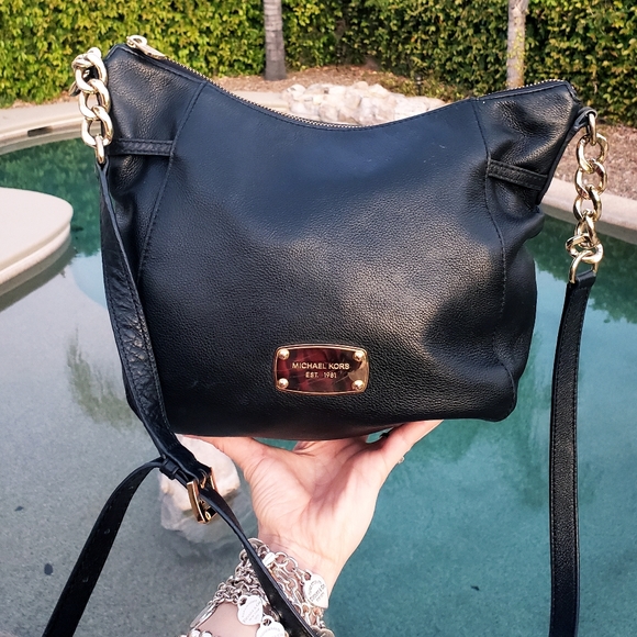 Michael Kors Handbags - Michael Kors EUC leather crossbody medium size bag